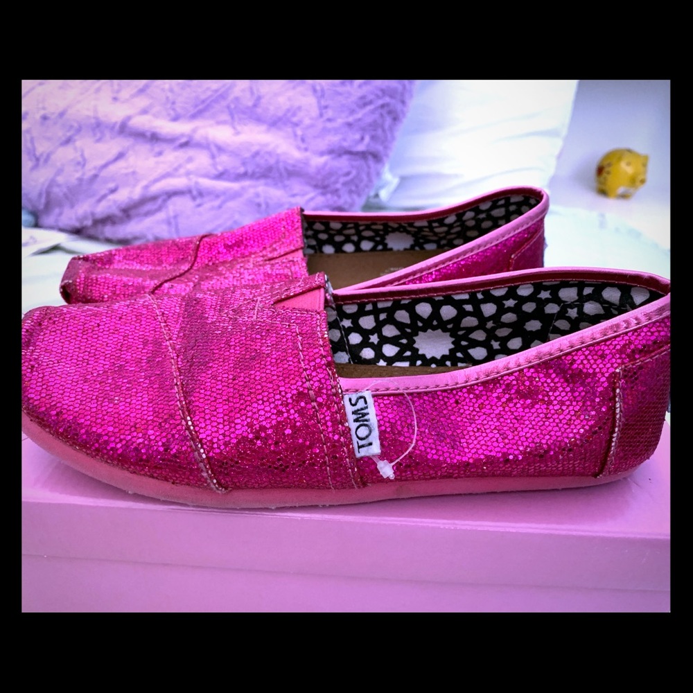 2 pairs of girls Toms